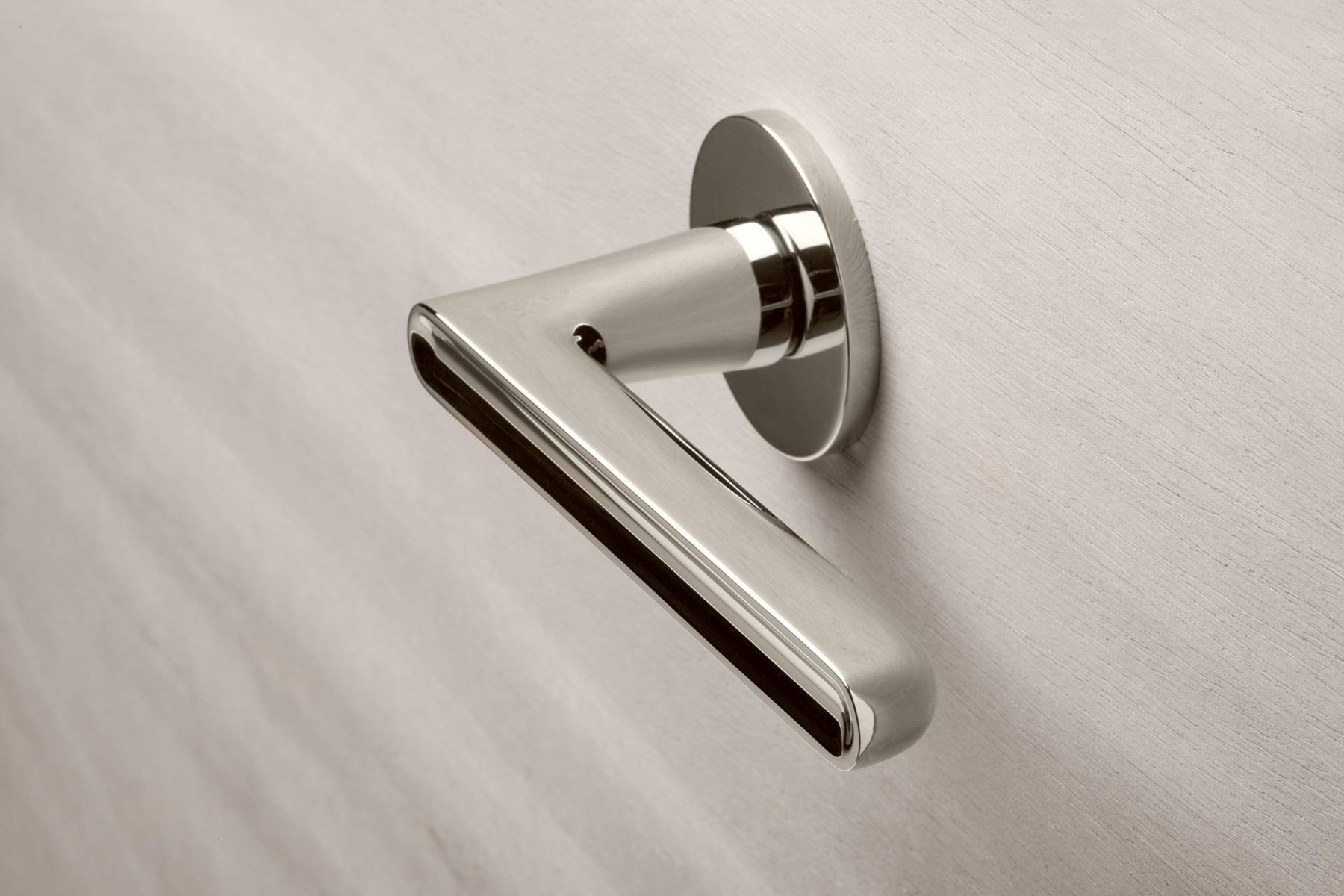 Set de manijas OLIVARI, modelo LUCY, diseño de Patricia Urquiola 2012