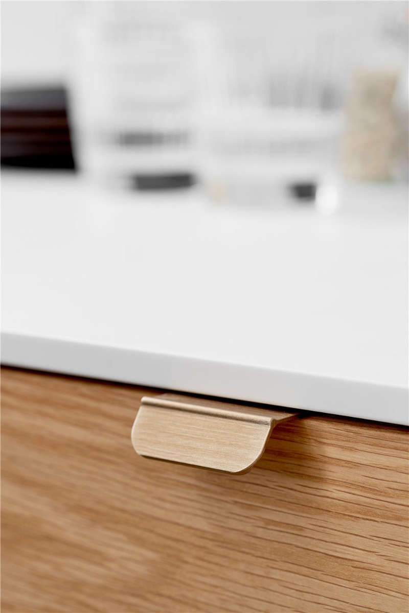 Jaladera ACCENT, 50 mm. de longitud, centros a 32 mm. Material Aluminio, Acabado LATÓN CEPILLADO