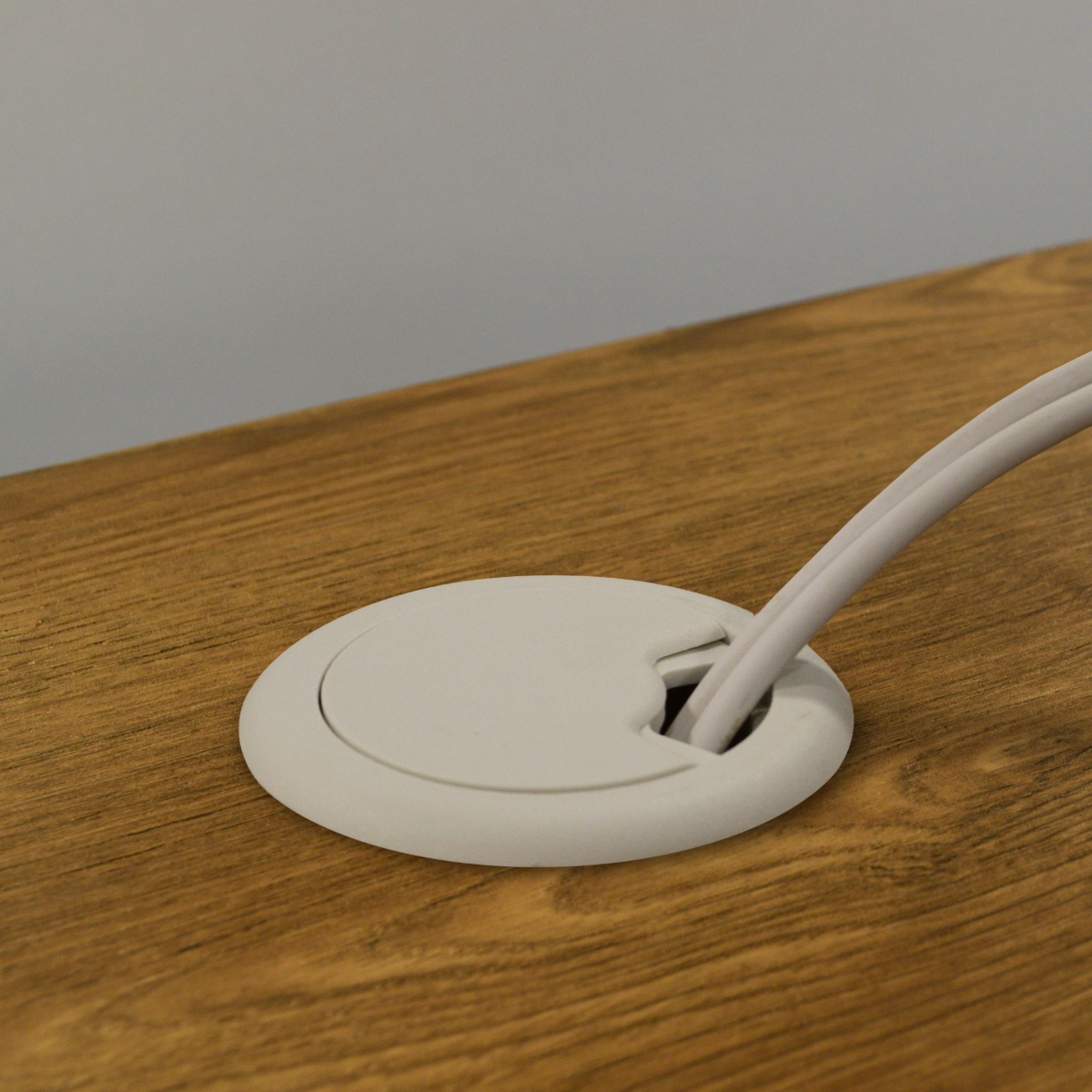 Pasacables BAKER con tapa giratoria para escritorio o mesa