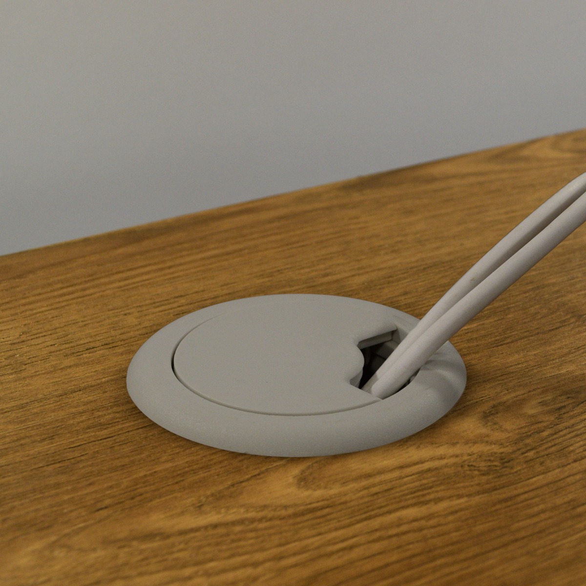 Pasacables BAKER con tapa giratoria para escritorio o mesa