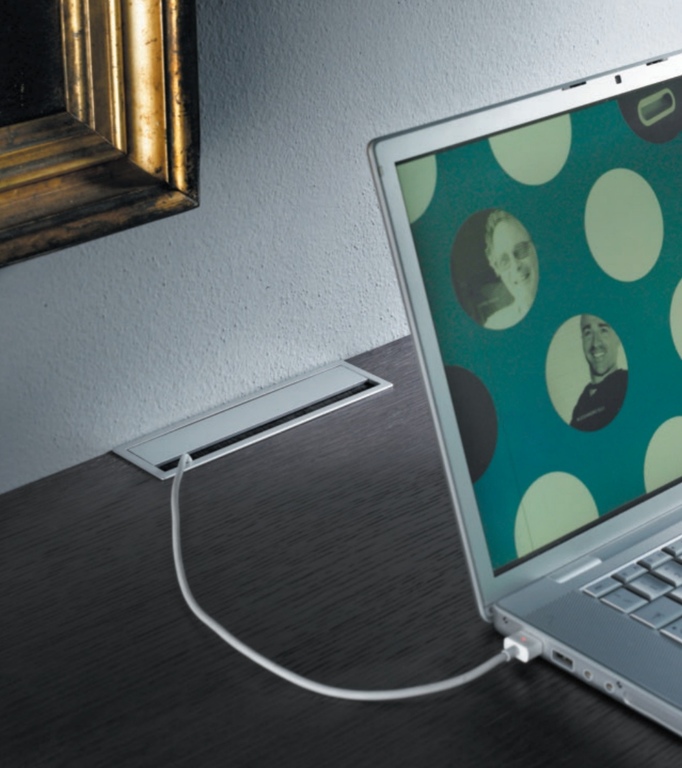 Pasacables con cubre polvo MAGNA para escritorio o mesa