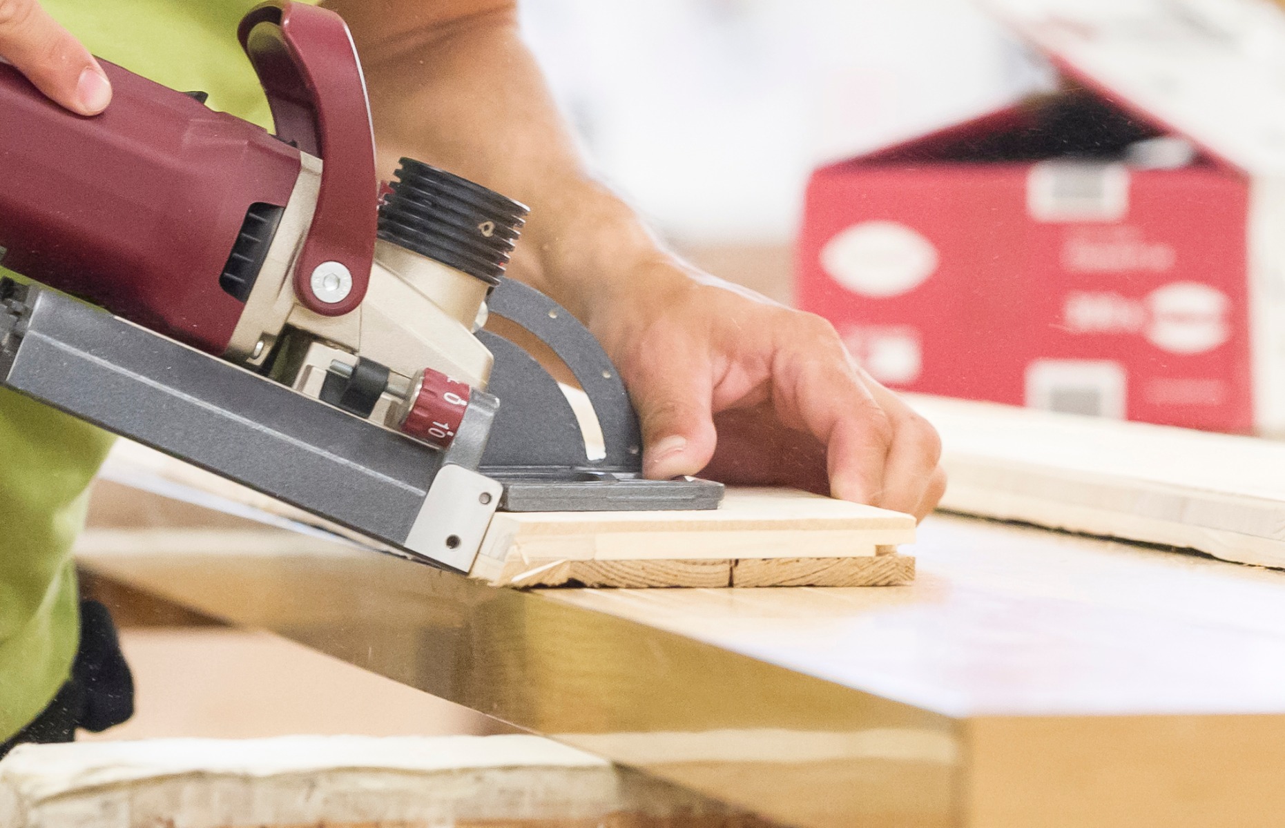 Máquina engalletadora con disco de corte de punta Diamante para fresados de conectores P-System