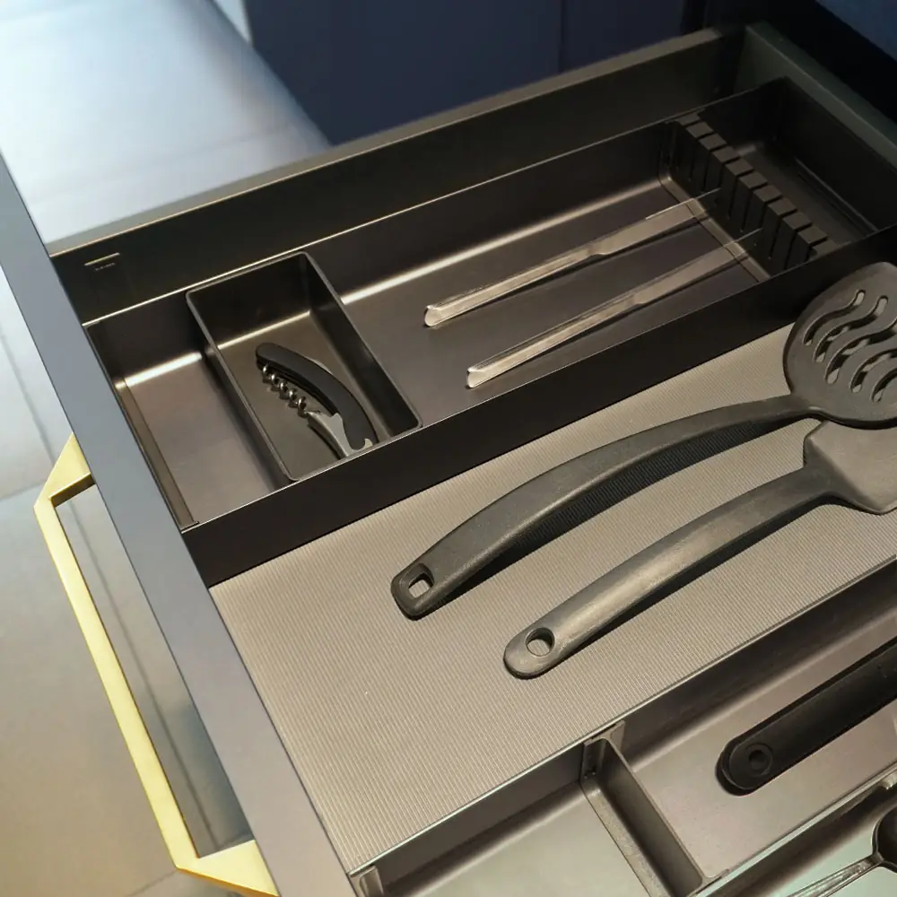 Cuchillero REVEAL sencillo con caja de organización, de 472mm x 150mm, acabado aluminio anodizado antracita