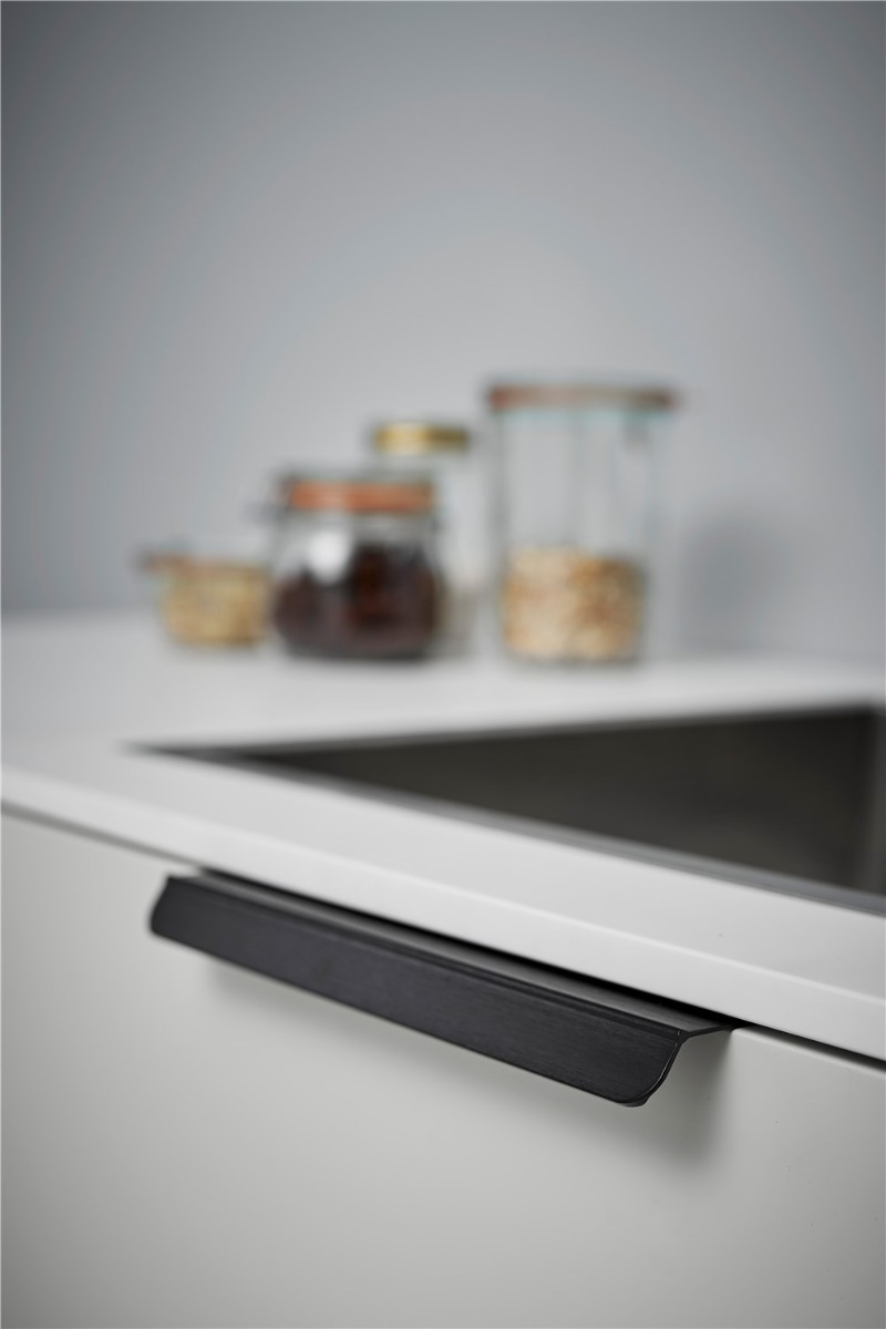 Jaladera ACCENT, 200 mm. de longitud, centros a 160 mm. Material Aluminio, Acabado NEGRO CEPILLADO