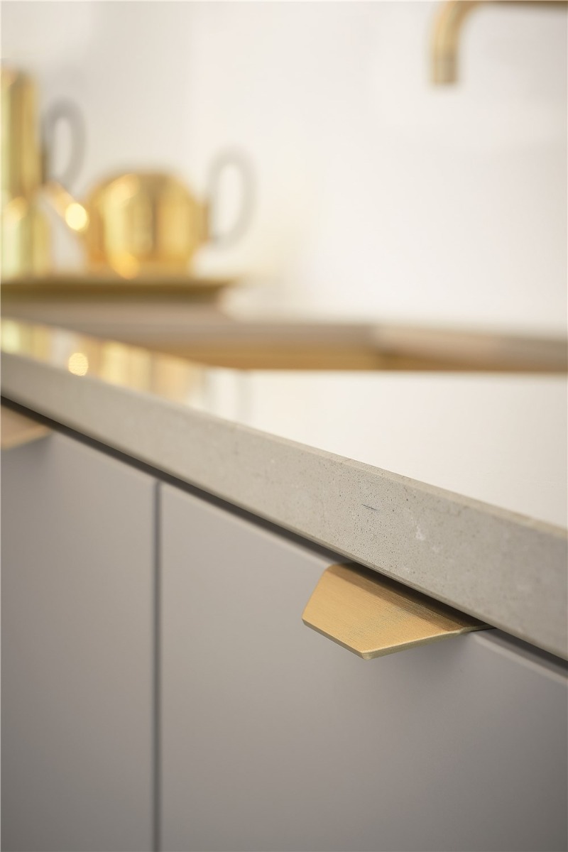 Jaladera Blaze, 60 mm. de longitud, centros a 20 mm. Material Aluminio, Acabado Latón