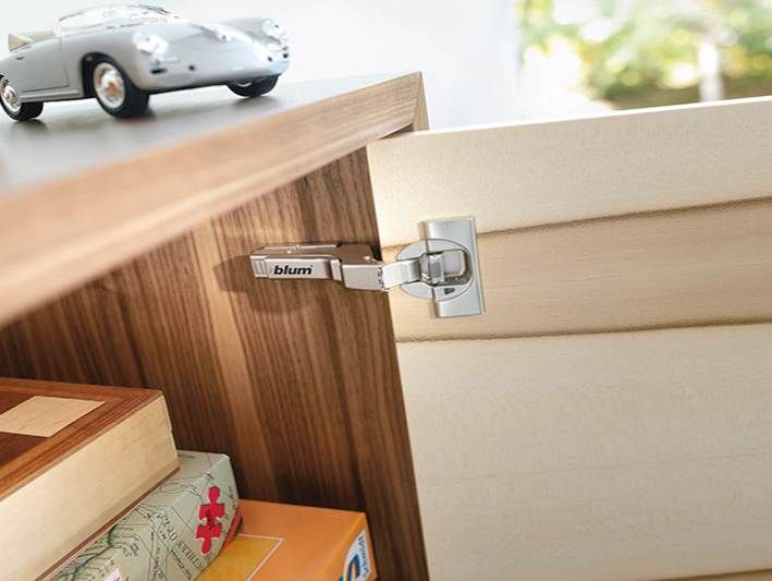 Bisagra CLIP top BLUMOTION 110°, insertada con muelle, taquete Ø8mm, montaje a presión