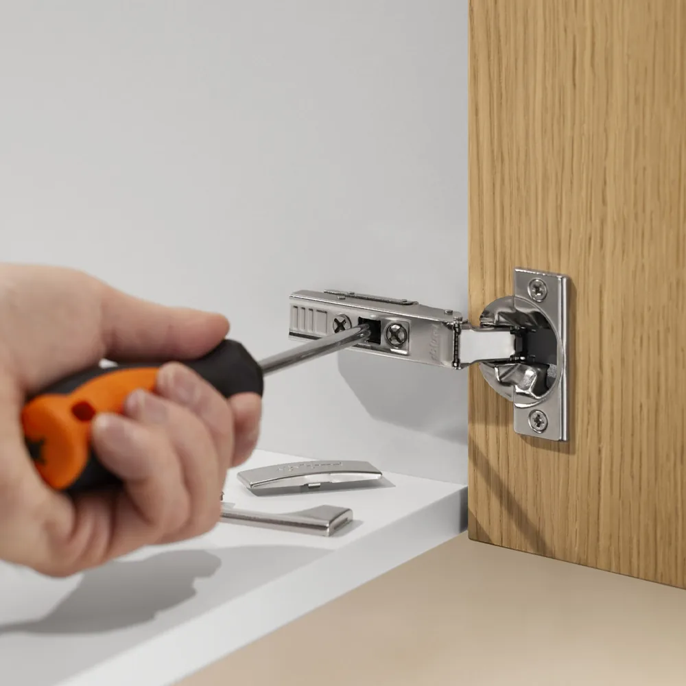 Bisagra CLIP top BLUMOTION 105°, medio cubrimiento, con muelle montaje a presión, niquelado