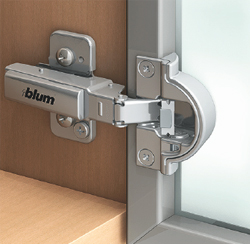 Bisagra CLIP top BLUMOTION 95° para marcos angostos, con muelle, para atornillar (cubrimiento total)