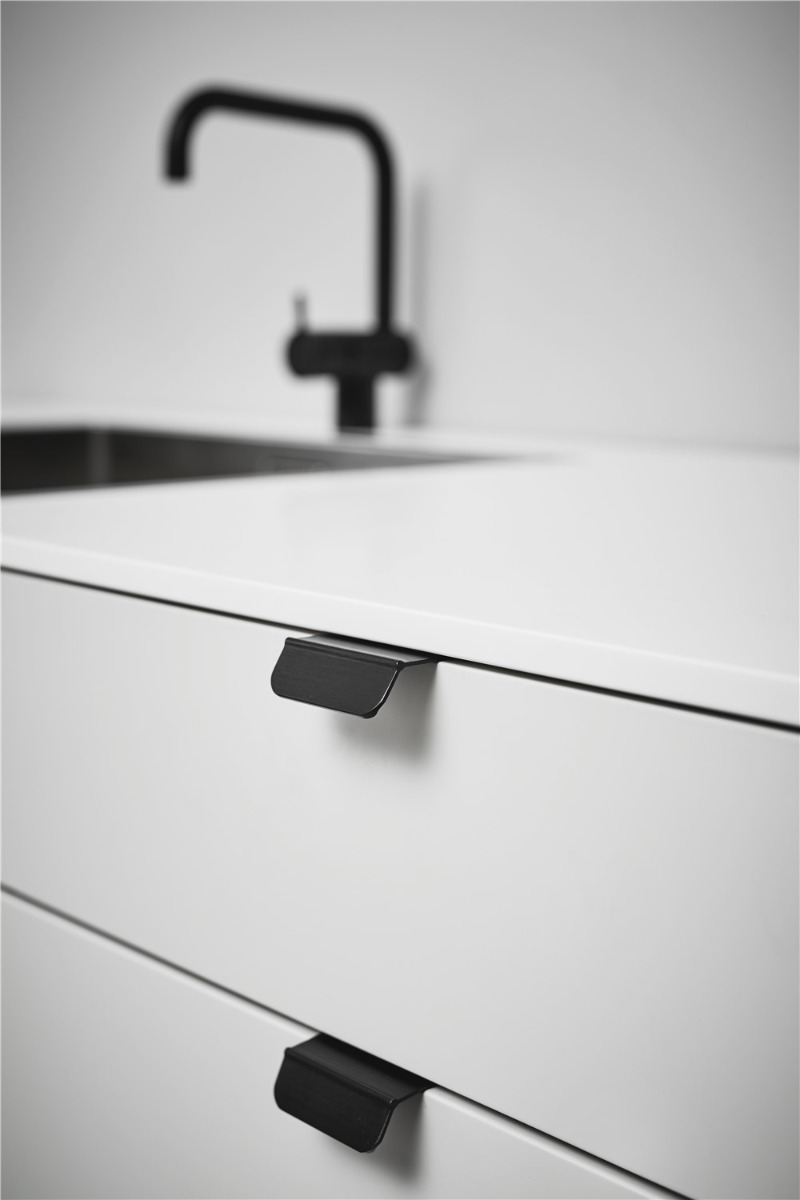 Jaladera ACCENT, 50 mm. de longitud, centros a 32 mm. Material Aluminio, Acabado NEGRO CEPILLADO