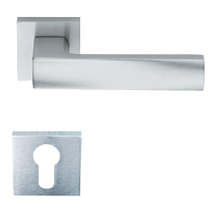 Set de manijas Fusital, EG DUEMILANOVE H367R8Y con bocallave, diseñado por Giancarlo Vegni, acabado cromo satinado