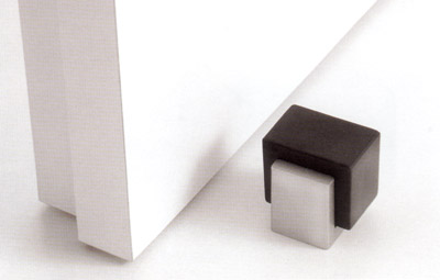 Tope de piso RETTAN para puerta, acabado plata, goma en negro