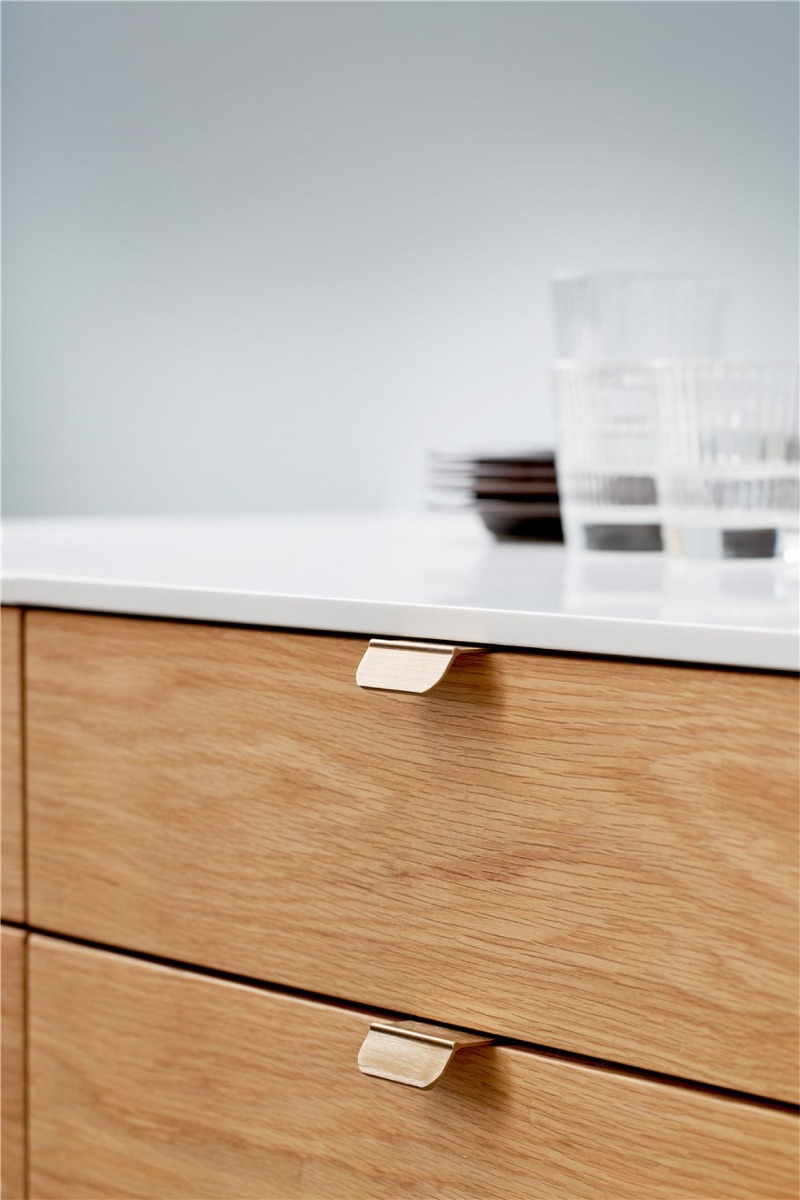 Jaladera ACCENT, 50 mm. de longitud, centros a 32 mm. Material Aluminio, Acabado LATÓN CEPILLADO