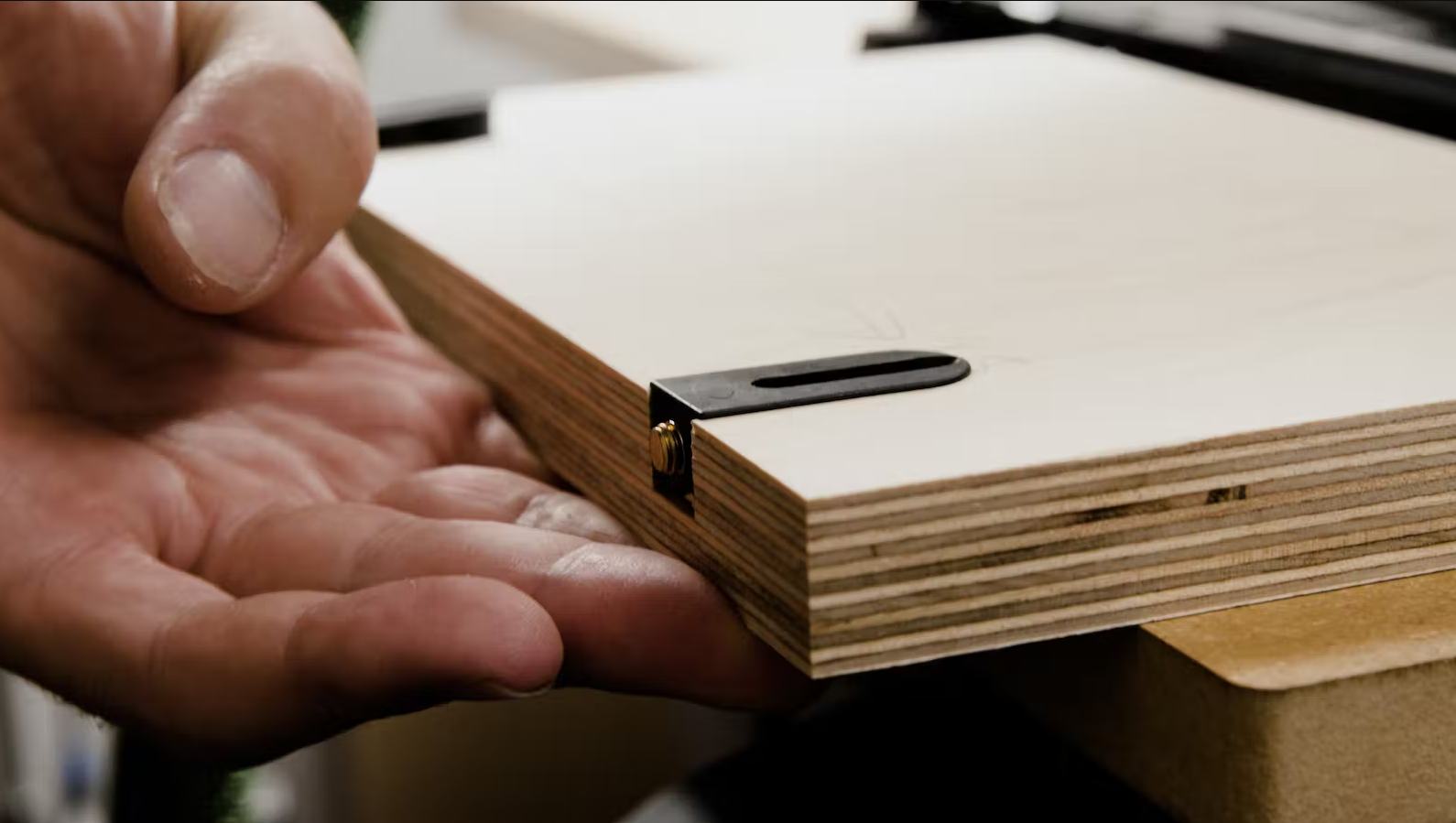 Sistema oculto CABINEO para armado de muebles