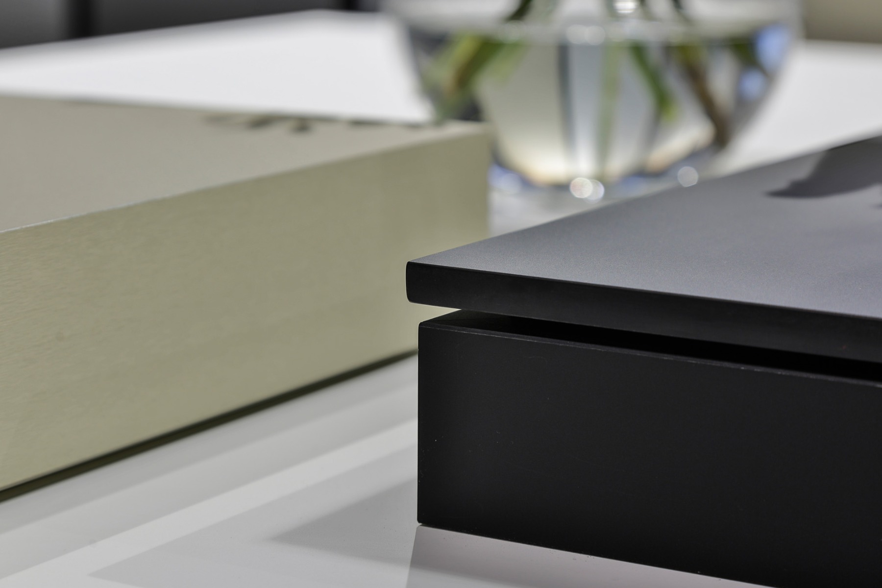 Tablero de MDF con laminado FENIX, Nero Ingo y trascara HPL Black, formato 1.22 x 2.44 m