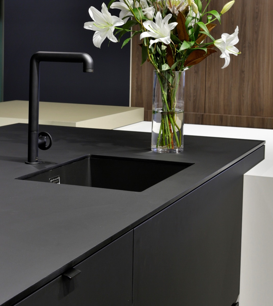 Tablero de MDF con laminado FENIX, Nero Ingo y trascara HPL Black, formato 1.22 x 2.44 m