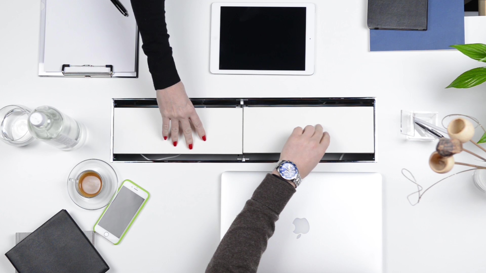 Imagen de aplicación del pasacables Exit Fly Dual para mesa