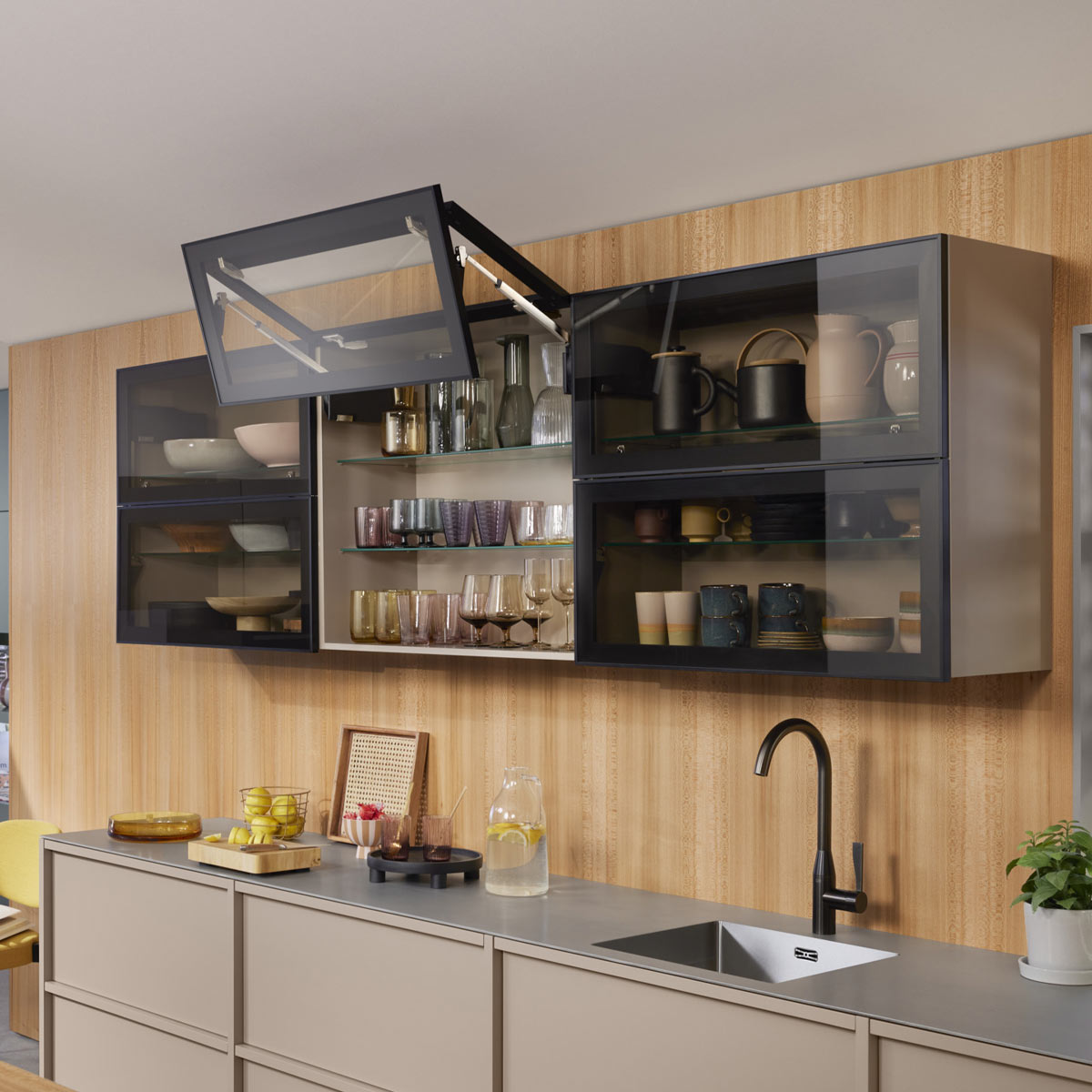 AVENTOS HF top | Sistema abatible para apertura de puerta con cierre suave