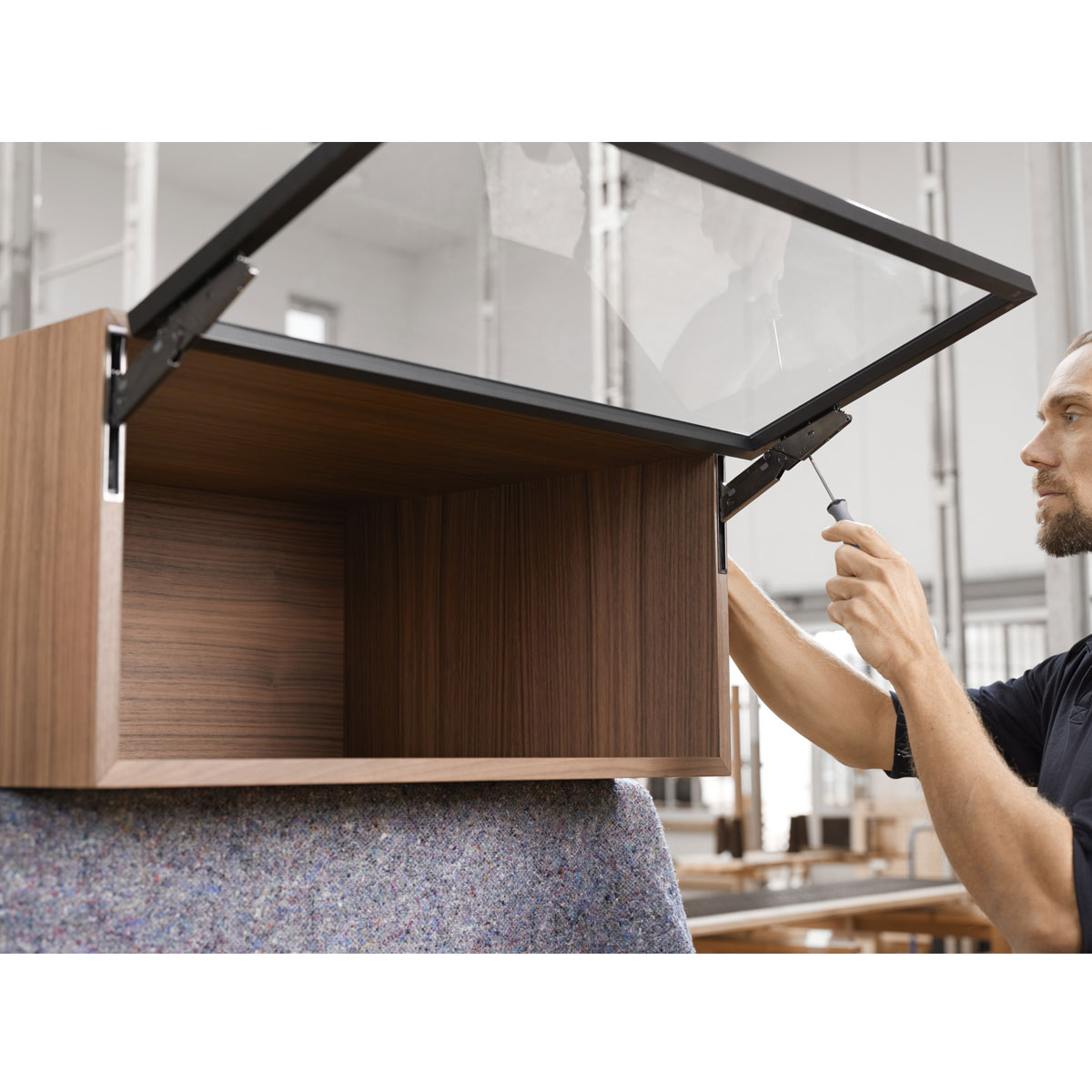 AVENTOS HKi | Sistema abatible para apertura de puertas