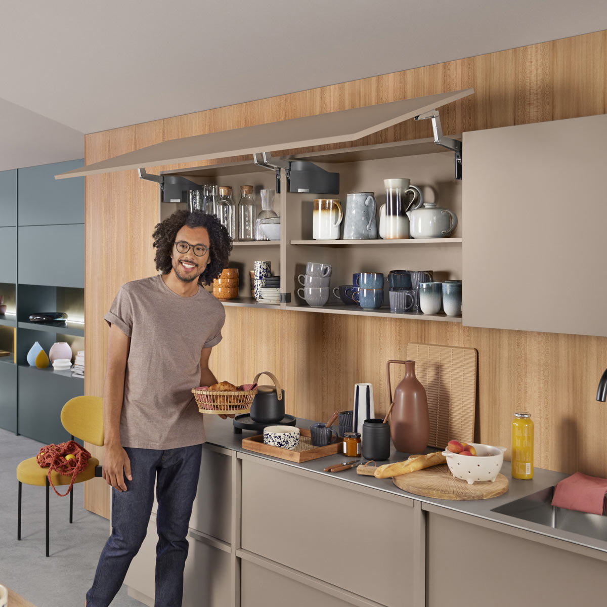 AVENTOS HS top | Sistema abatible para apertura de puerta de mueble con cierre suave