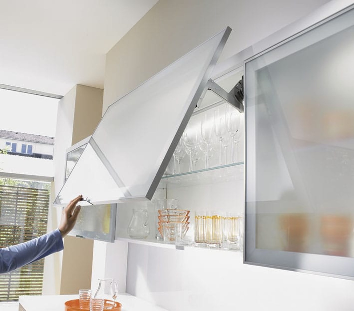 AVENTOS HS | Sistema abatible para apertura de puerta de mueble con cierre suave