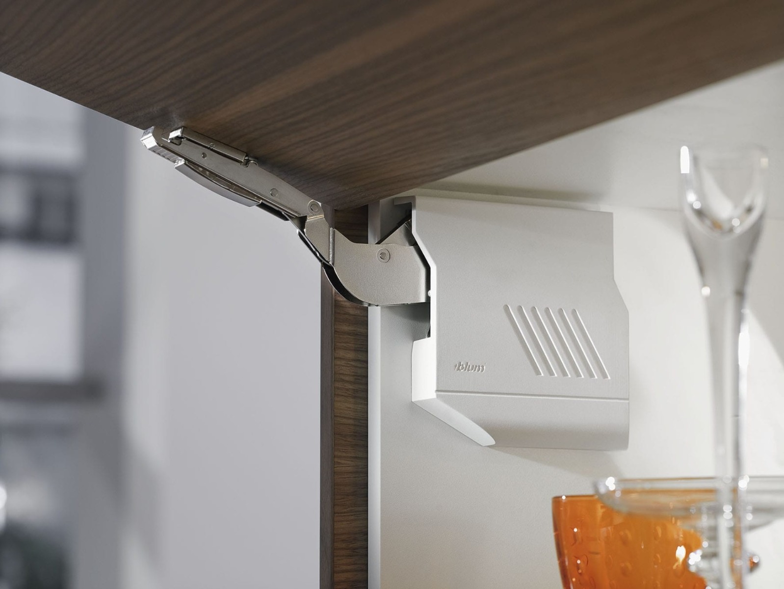 AVENTOS HK-S TIP-ON | Sistema abatible para apertura de puerta sin jaladera