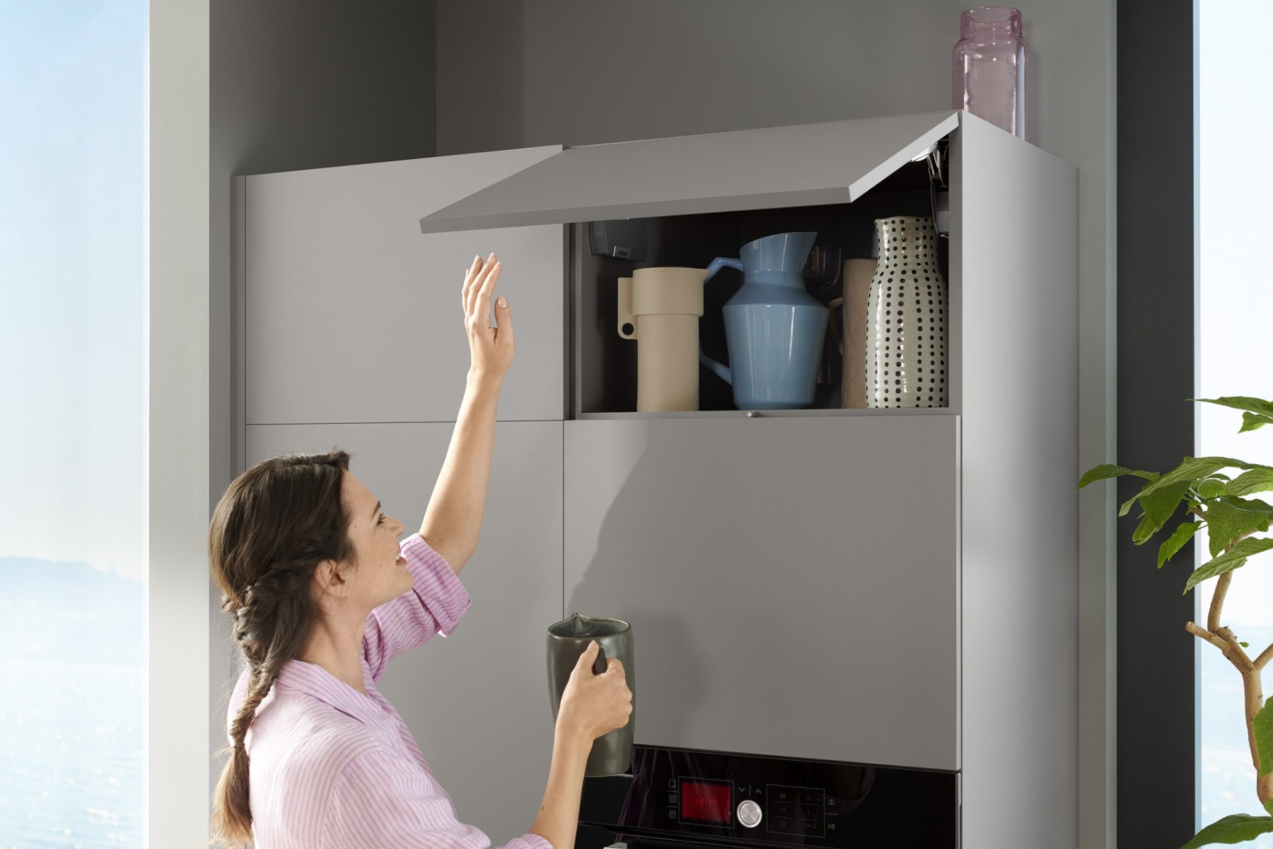 AVENTOS HK-S TIP-ON | Sistema abatible para apertura de puerta sin jaladera