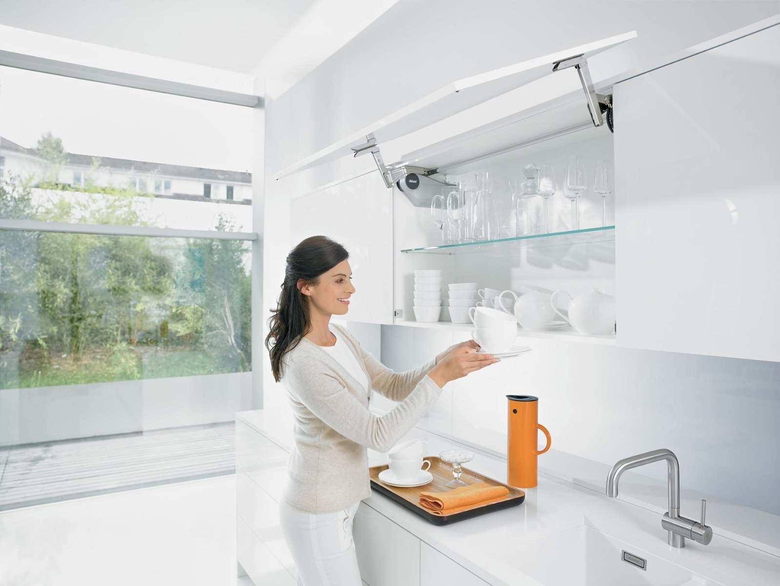 AVENTOS HS | Sistema abatible para apertura de puerta de mueble con cierre suave