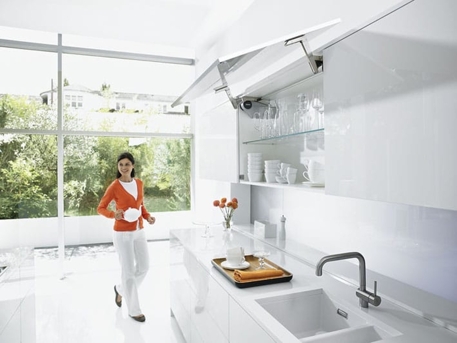 AVENTOS HS | Sistema abatible para apertura de puerta de mueble con cierre suave