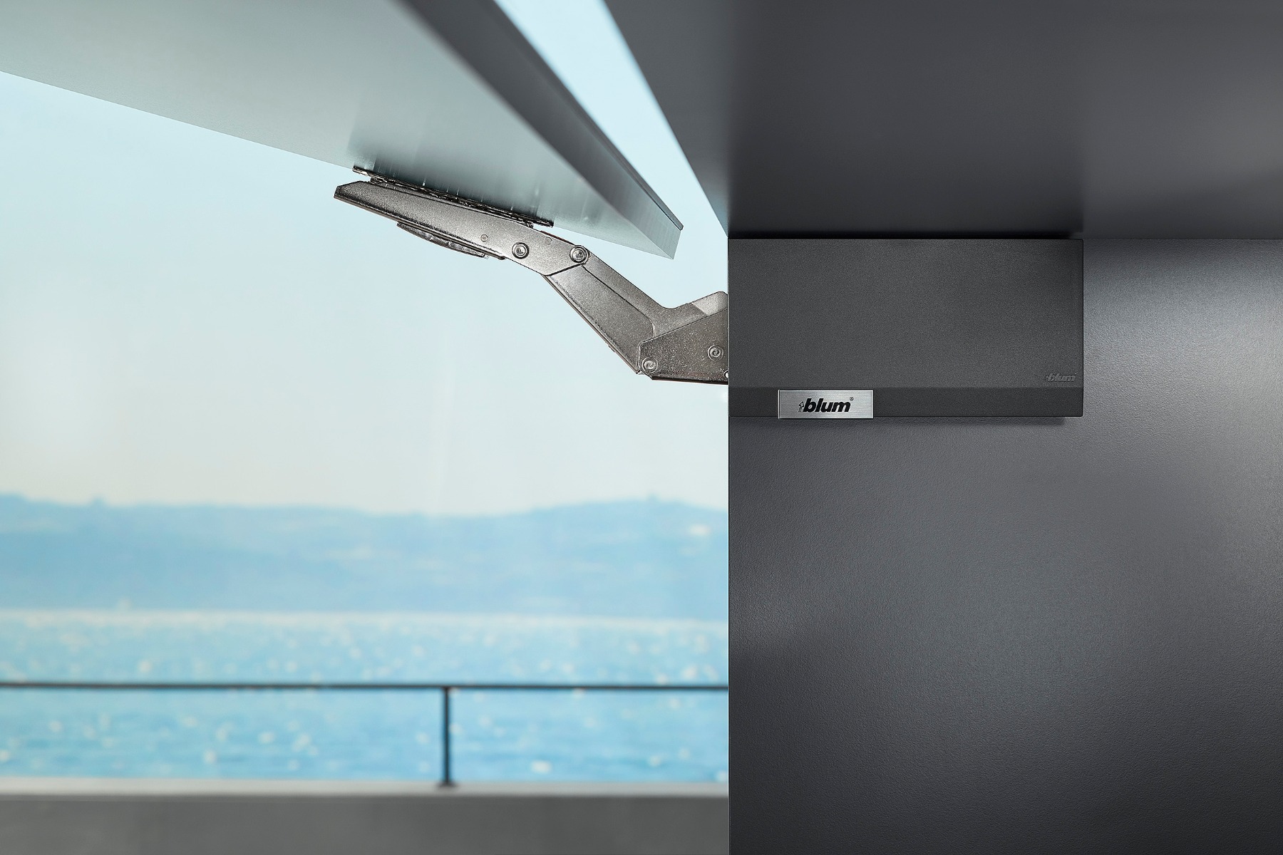 AVENTOS HK top | Sistema abatible para apertura de puerta con cierre suave