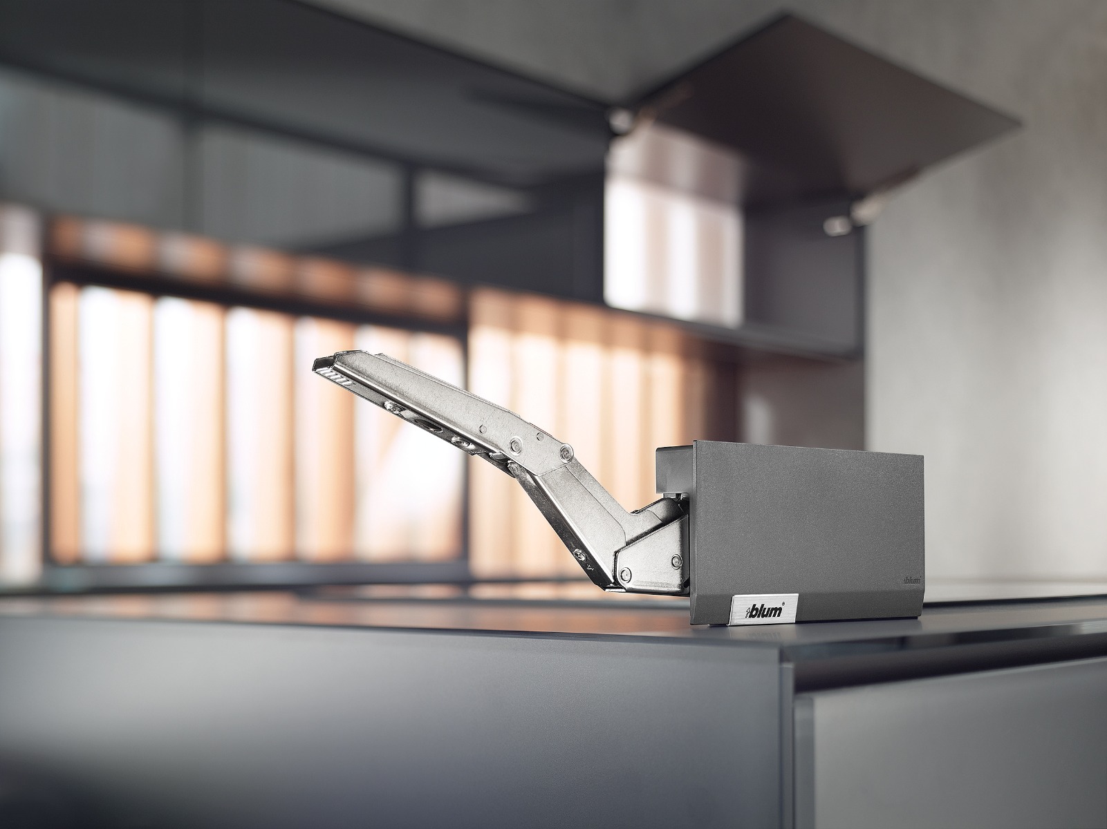 AVENTOS HK top | Sistema abatible para apertura de puerta con cierre suave