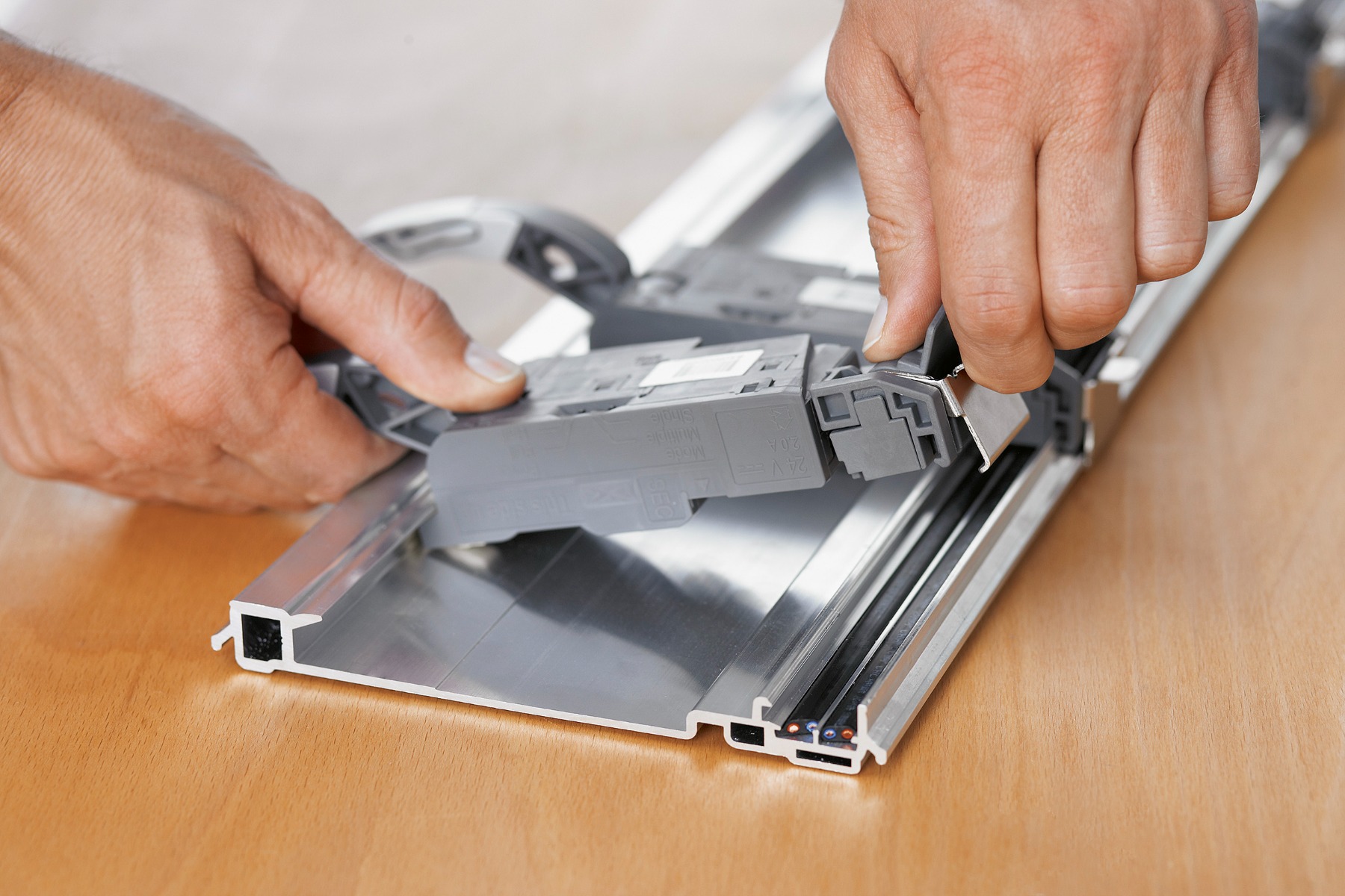 SERVO DRIVE: Apertura eléctrica para cajones (instalación con perfil)