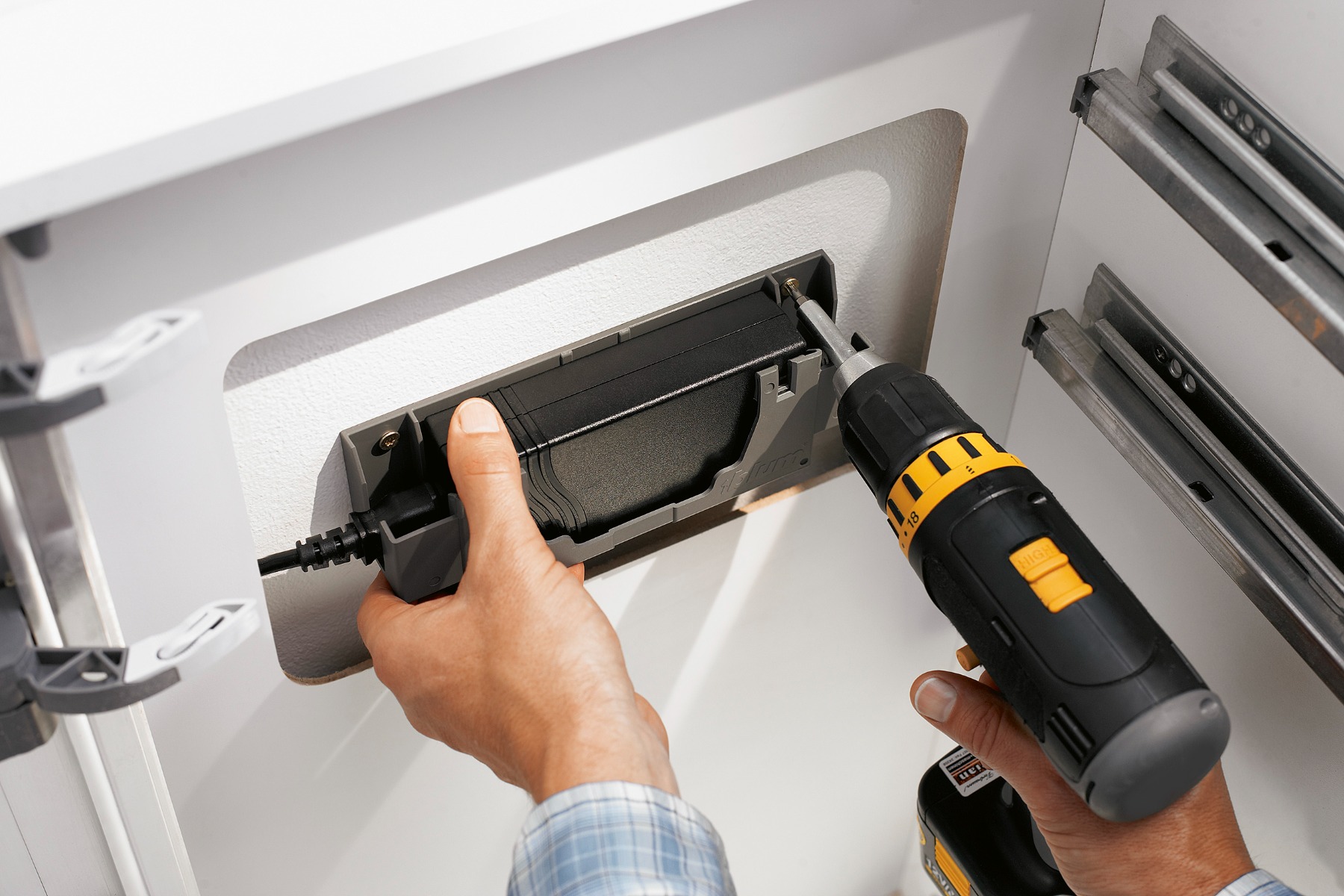 SERVO DRIVE: Apertura eléctrica para cajones (instalación con perfil)