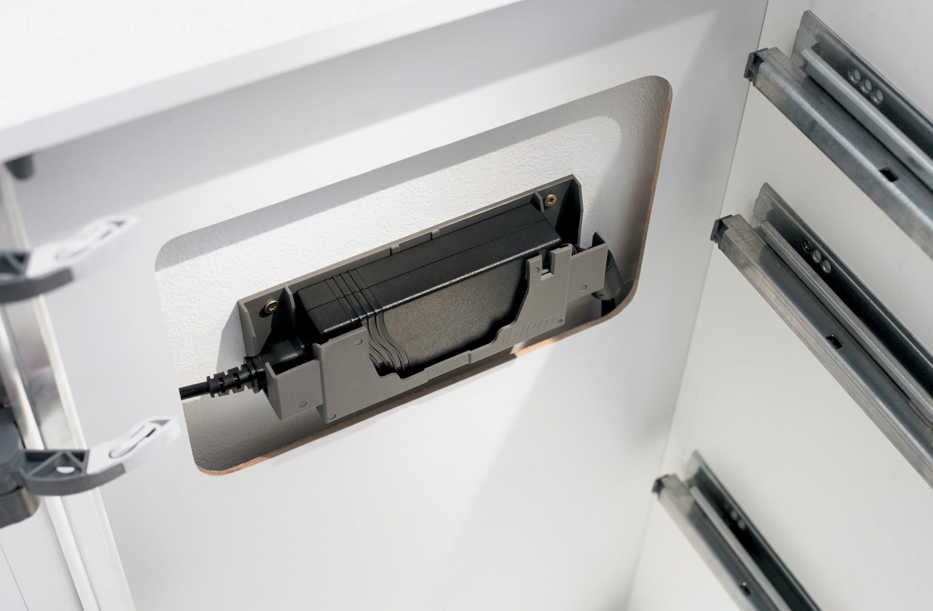 SERVO DRIVE: Apertura eléctrica para cajones (instalación con perfil)