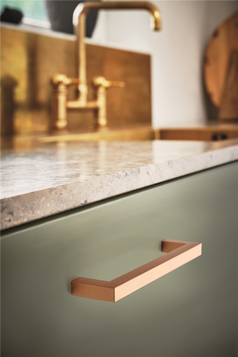 Jaladera SQUARE 10, 138 mm. de longitud,centros a 128 mm.Material Aluminio, Acabado LATÓN CEPILLADO