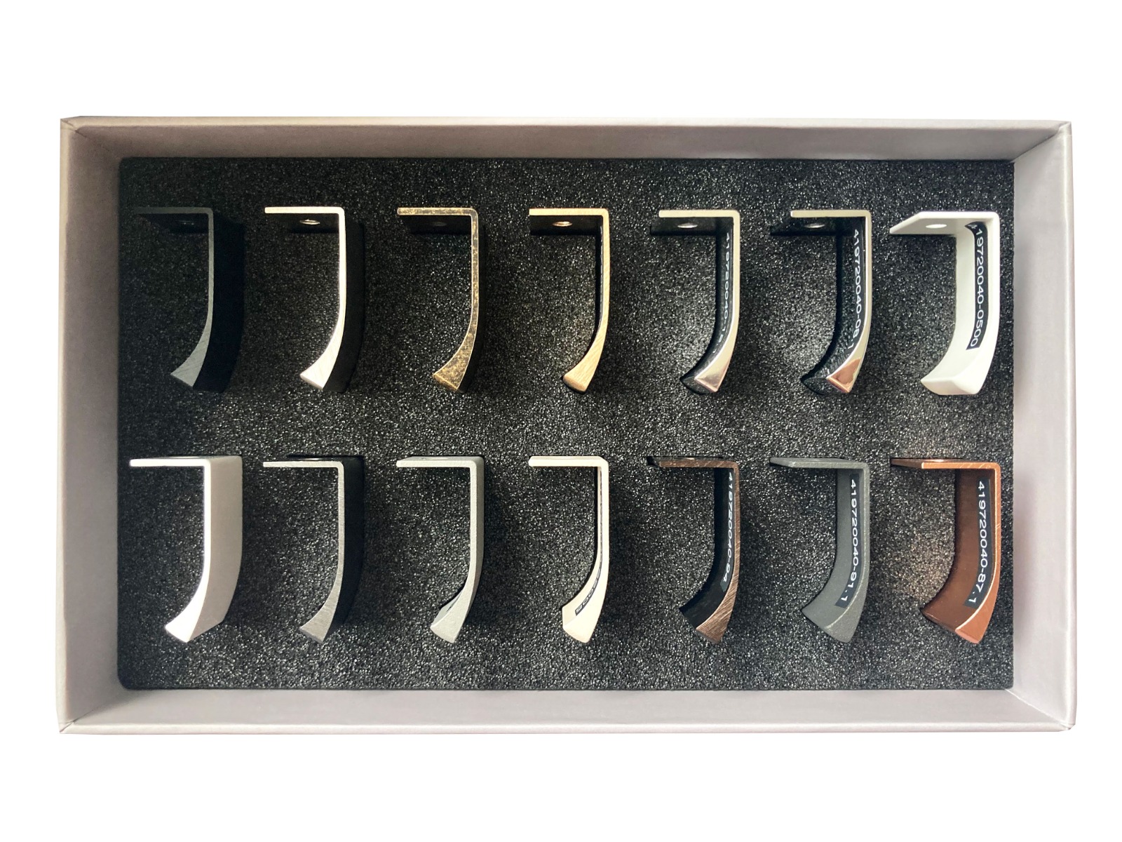 Caja de muestras con 14 acabados de jaladeras EDGE STRAIGHT de 40 mm de longitud