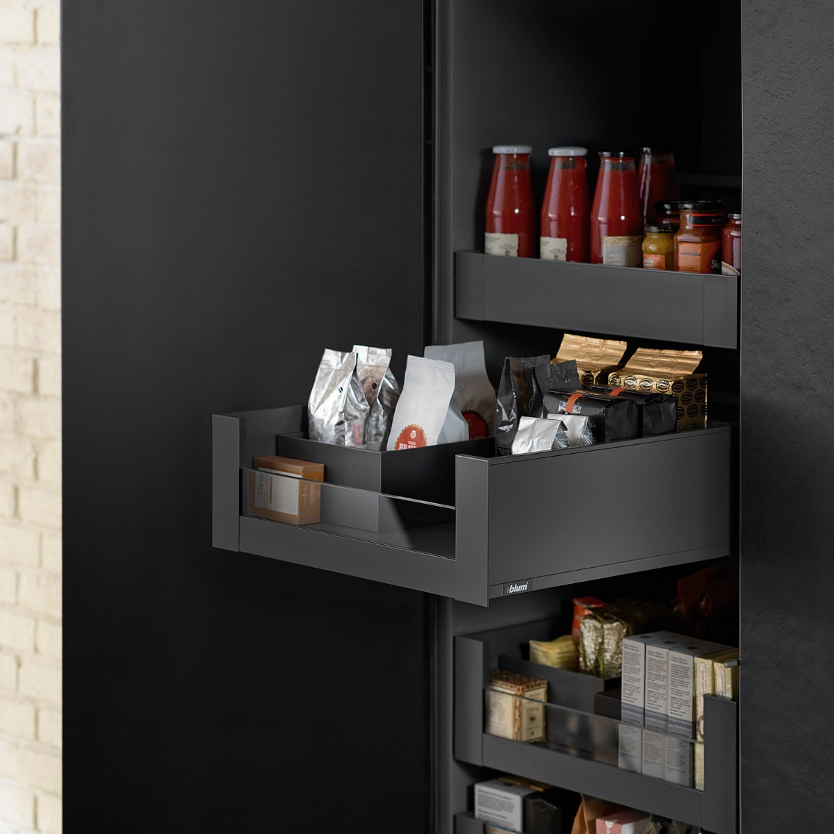 Cajón interno LEGRABOX pure altura C con elemento de diseño bajo, color negro carbón mate