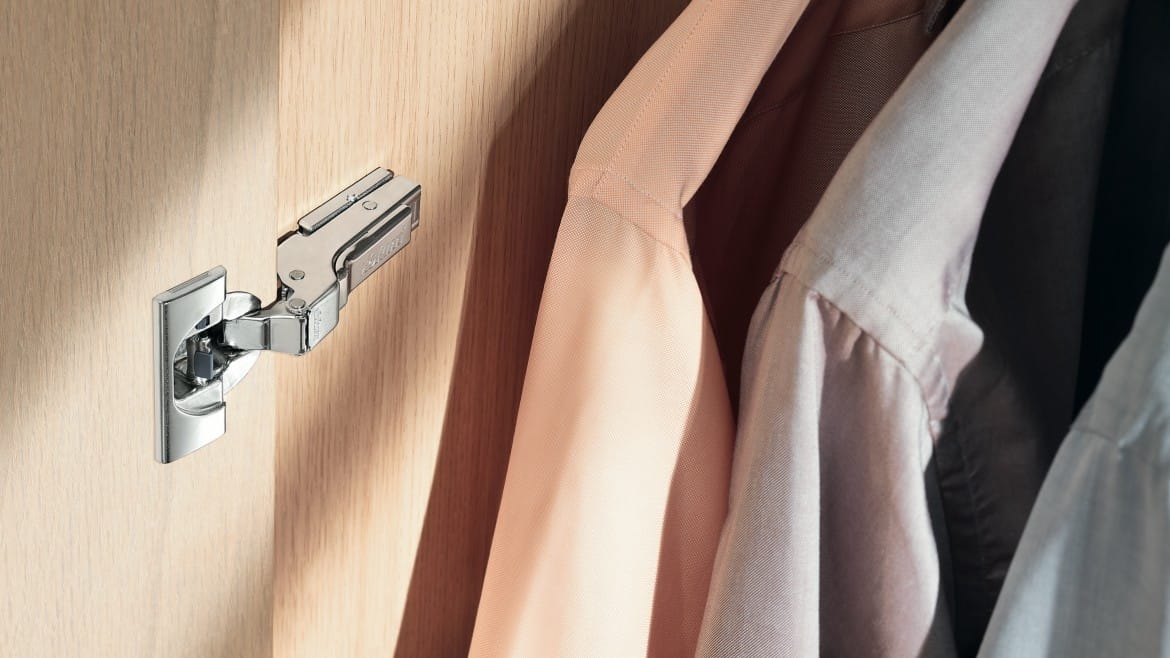 Bisagra Blum CLIP top BLUMOTION 107º BCOR con recubrimiento anticorrosivo, con muelle (cubrimiento total)