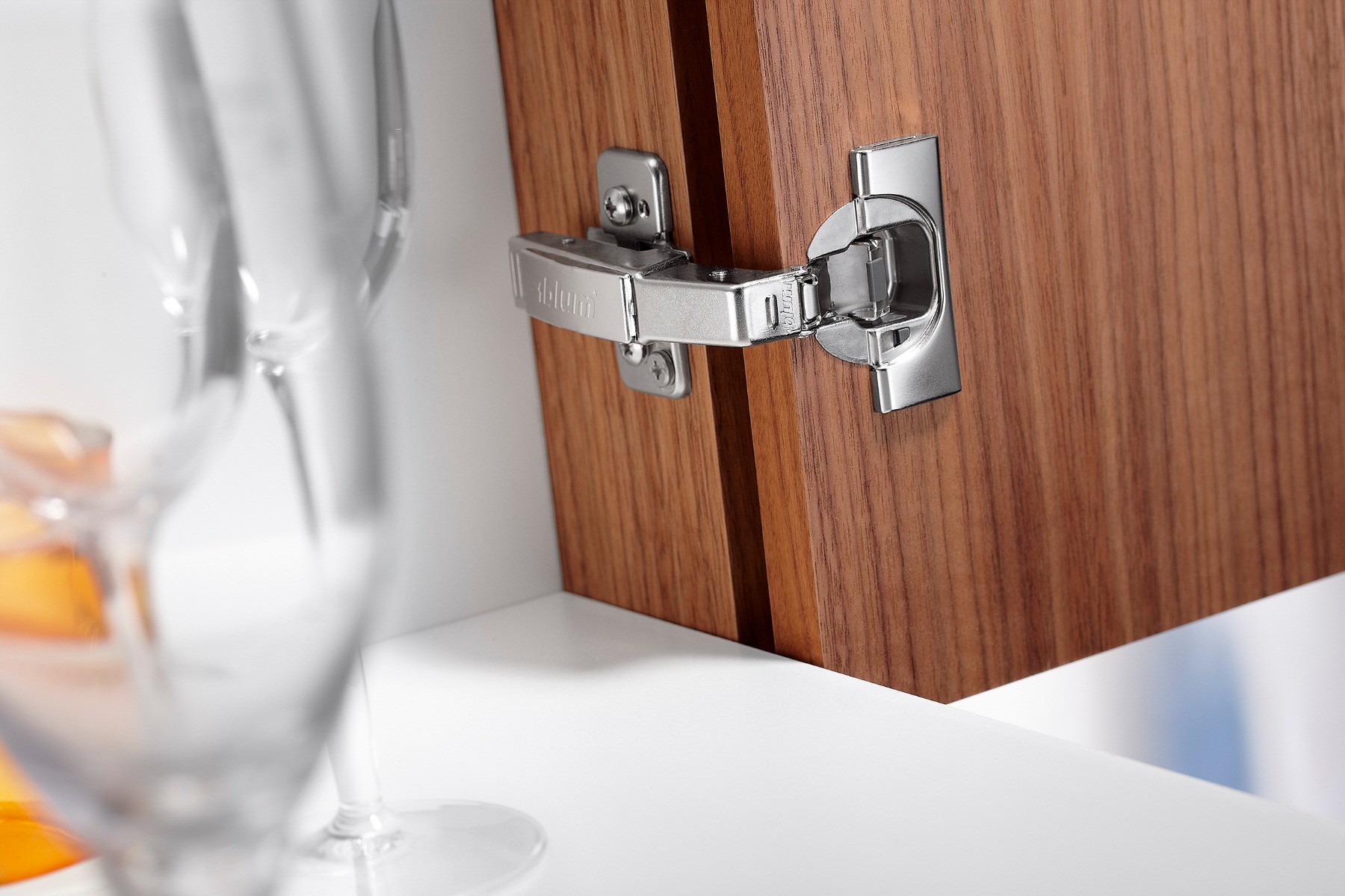 Bisagra CLIP top BLUMOTION 95° para rincón falso, recubrimiento interior, con muelle para presión