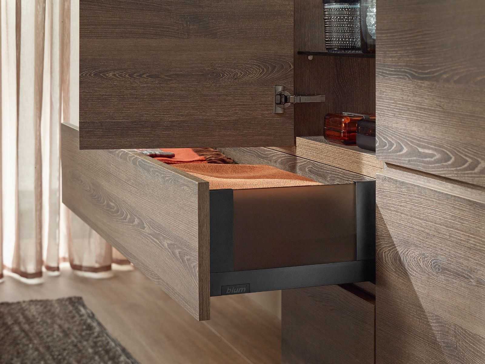 Bisagra CLIP top BLUMOTION 110° con cierre suave (cubrimiento total), acabado negro ónix