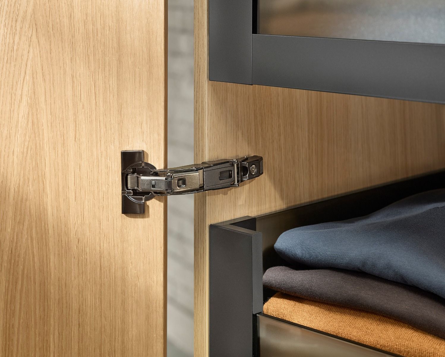 Bisagra CLIP top BLUMOTION 155° con cierre suave (cubrimiento total), taquete Ø8 mm, montaje a presión, negro ónix