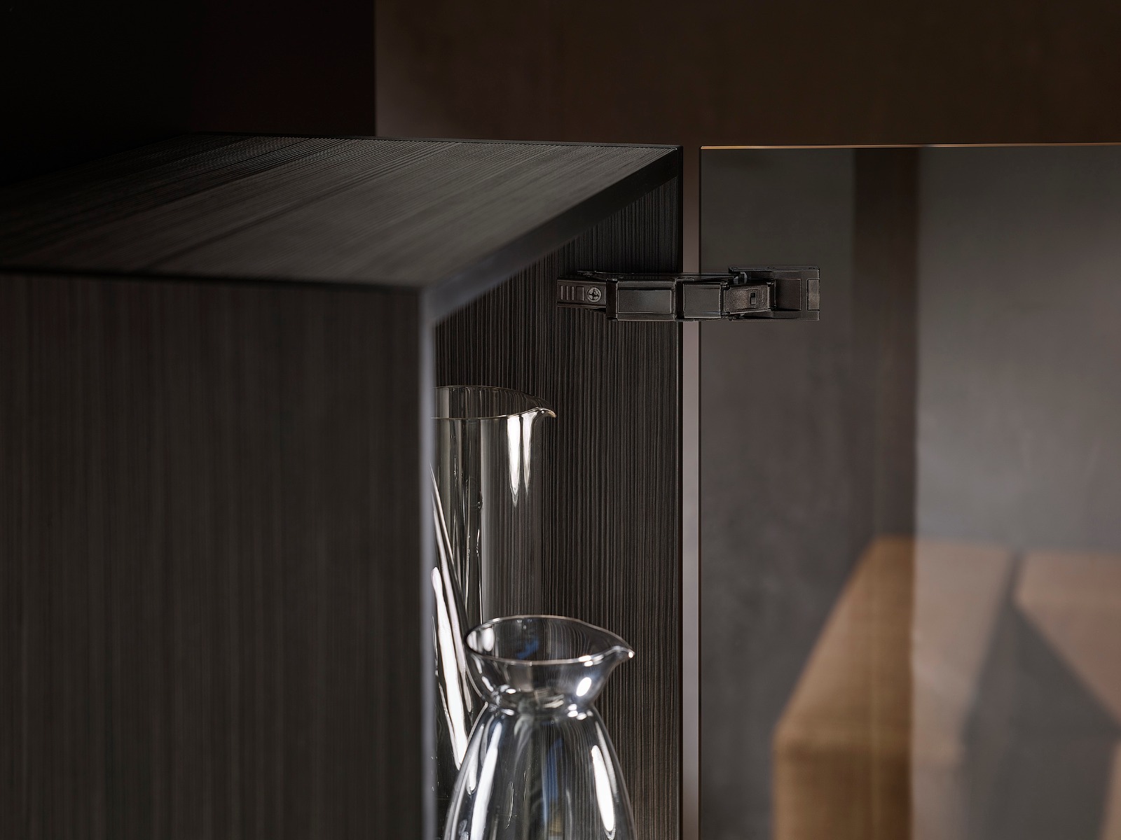 Bisagra CLIP top BLUMOTION CRISTALLO para costado de madera, acabado negro ónix