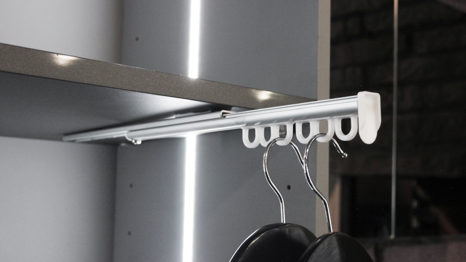 Valet de aluminio extraíble de 300 mm, 6 ganchos