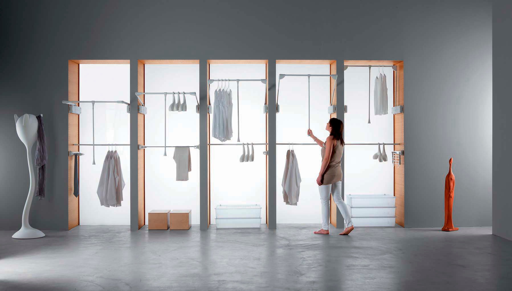 Mecanismo Colgador SUPER PRO, capacidad de carga 18 kg, ancho variable de 800 mm hasta 1100 mm, acabado gris aluminio