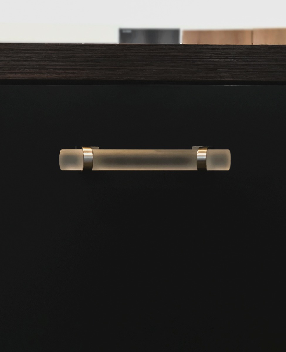 Jaladera combinada, resina transparente y níquel cepillado