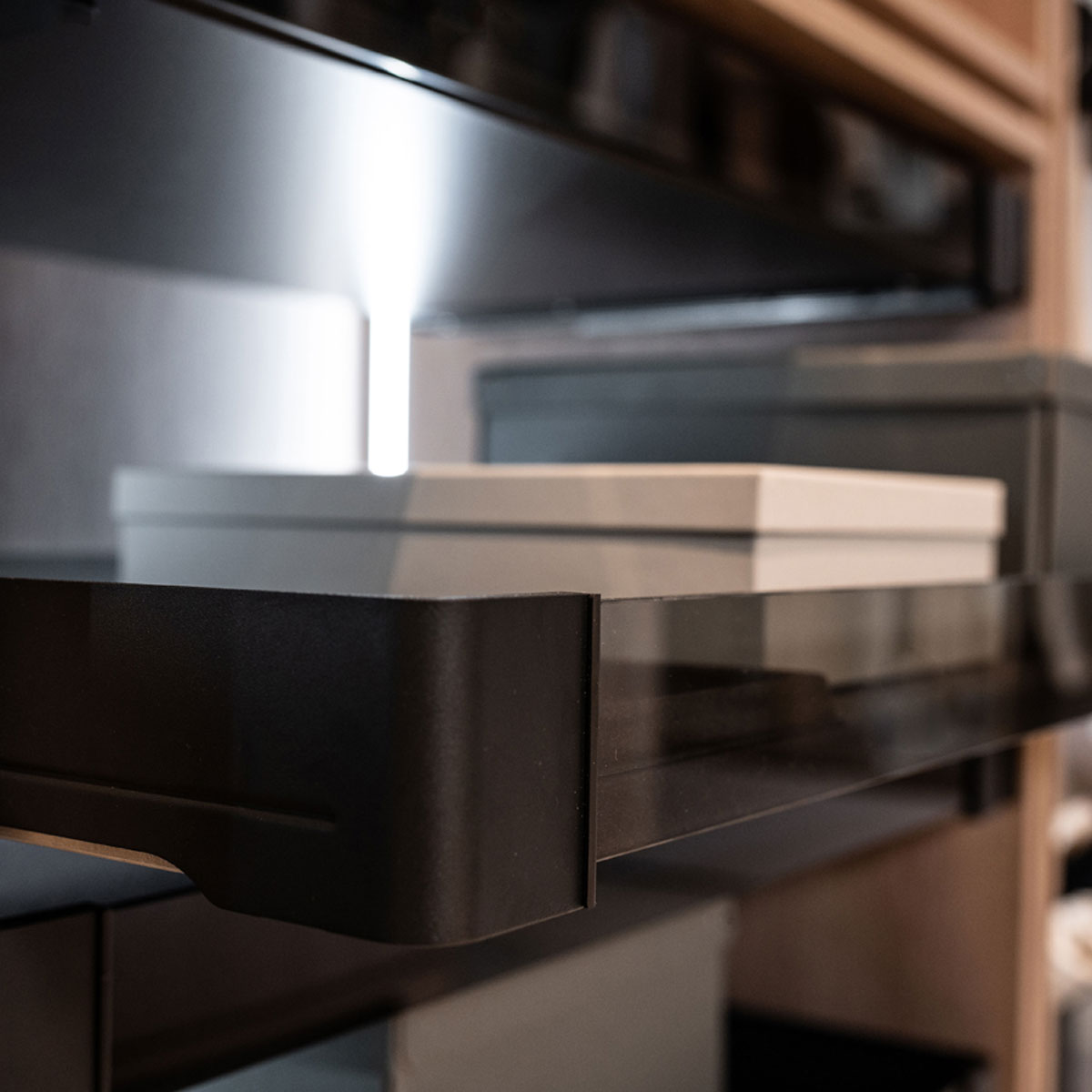 Cajón extraíble interior para clóset CONERO 72 H, color negro