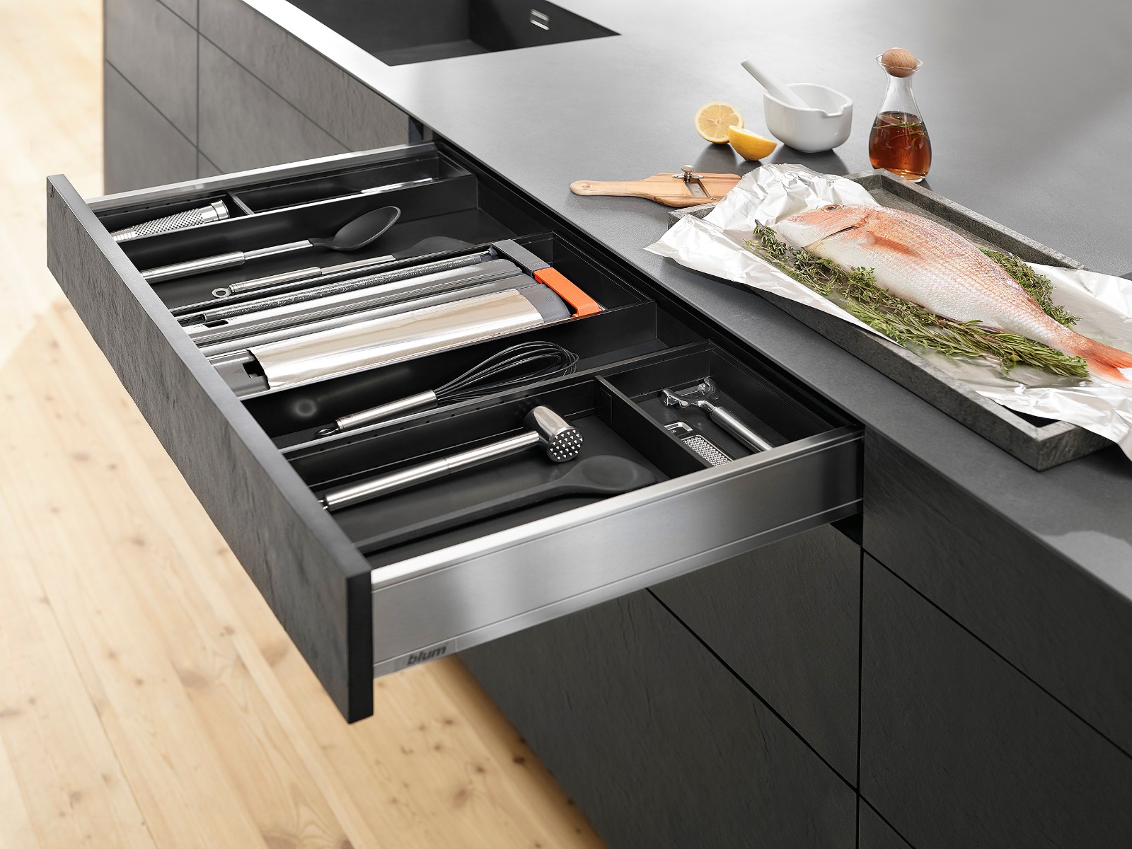 Cortador de plástico y aluminio Blum AMBIA-LINE para organización de cajones de cocina Blum LEGRABOX