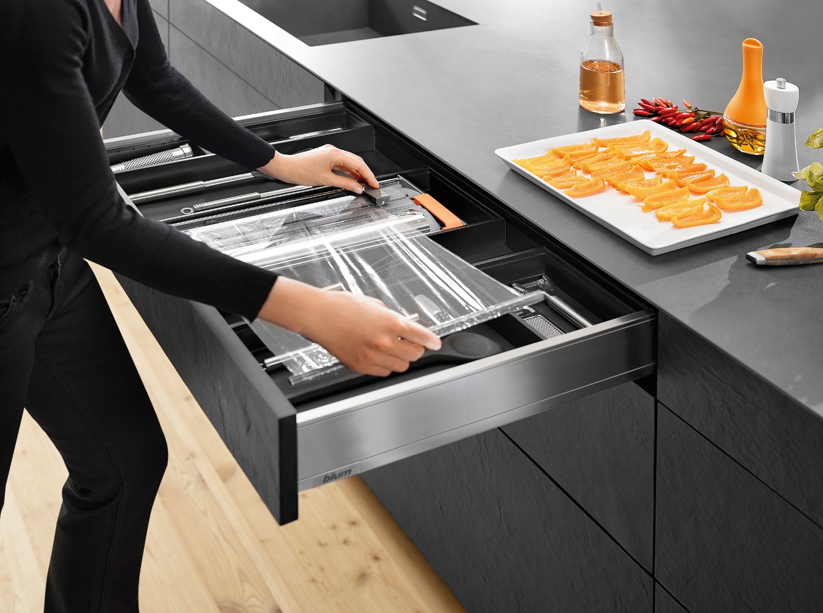 Cortador de plástico y aluminio Blum AMBIA-LINE para organización de cajones de cocina