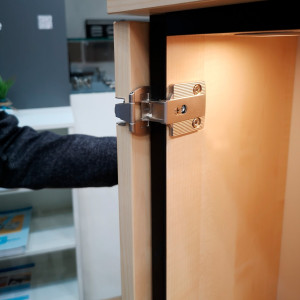 Bisagra FOLD para puertas con giro de 270&deg;