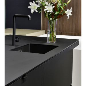 Tablero de MDF con laminado FENIX, Nero Ingo y trascara HPL Black, formato 1.22 x 2.44 m
