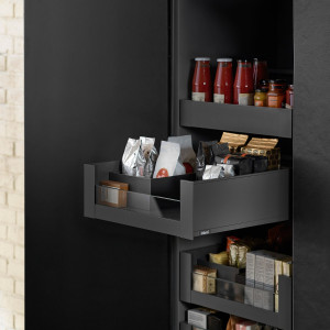 Cajón interno LEGRABOX pure altura C con elemento de diseño bajo, color negro carbón mate